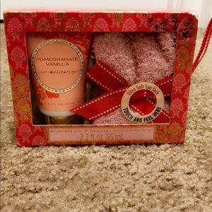 Foot moisturizer & fuzzy sock bundle 💕